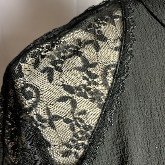 LAUNDRY by Shelli Segal Black Crepe Blouse with Lace Insets on Shoulders. Size M - Picture 3 of 6